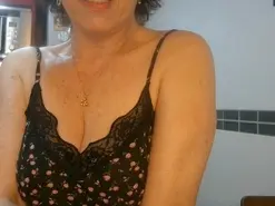 Amateur Adult Webcam of emma-milf
