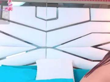 YesyHills from bongacams