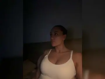Bongacams Watch Live Sex Cams of QWEENII