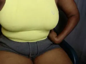 Sexy-petitqueen from bongacams