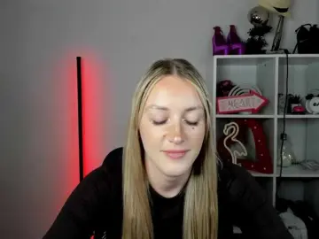 EvelynBlond from bongacams