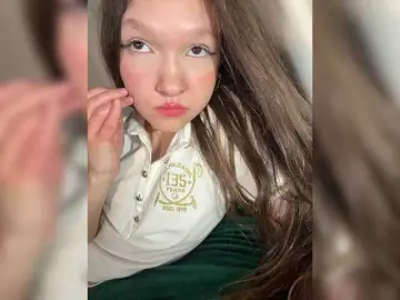 Cute-Lolly from bongacams