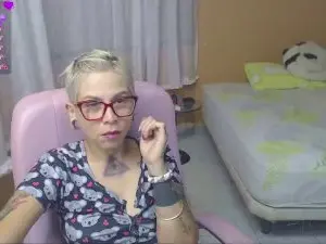 Cam4 Free Live Porn of mooncat85