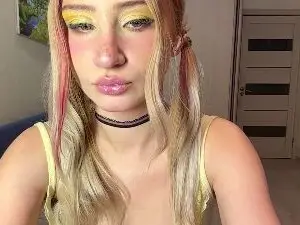 YvoneFly from cam4