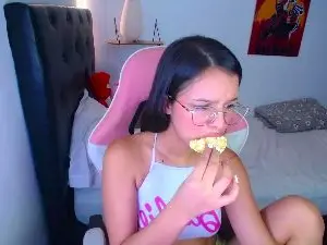 room_kiitty from cam4