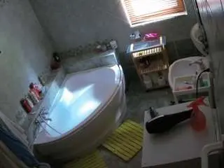 Camsoda Adult Webcams of voyeurcam-julmodels-bath-1st-2