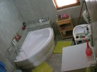 Camsoda Adult Webcams of voyeurcam-julmodels-bath-1st-2