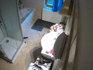 Camsoda Free Porn Cam of voyeurcam-julmodels-bath-2nd-2