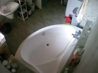 Camsoda Sex Cam of voyeurcam-julmodels-bath-1st-1