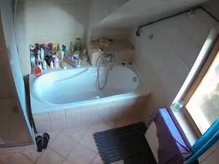 Camsoda Private Sex Chat of voyeurcam-julmodels-bath-2nd-1
