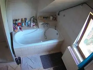 Camsoda Free Porn Cam of voyeurcam-julmodels-bath-2nd-1