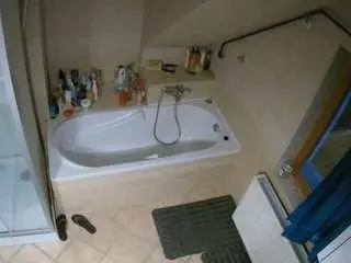 Camsoda Watch Live Sex Cams of voyeurcam-julmodels-bath-2nd-1