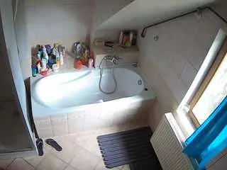 Camsoda Adult Webcam of voyeurcam-julmodels-bath-2nd-1