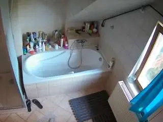 Camsoda Adult Webcams of voyeurcam-julmodels-bath-2nd-1