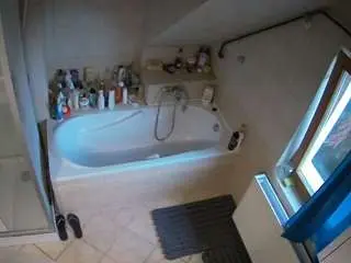Camsoda Sex Chat of voyeurcam-julmodels-bath-2nd-1