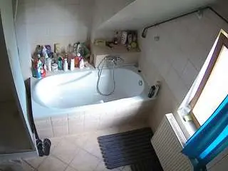 Camsoda Watch Live Sex Cams of voyeurcam-julmodels-bath-2nd-1