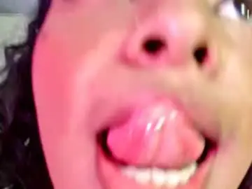 Chaturbate Live Sex Cam of ellie_cute7