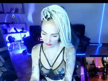 Chaturbate Live Sex Cam of monicamaxwell2
