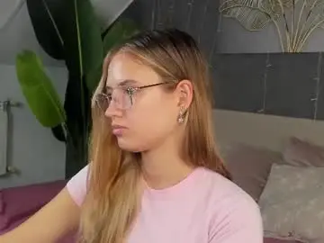 Chaturbate Live Sex Cam of shei1a_shy