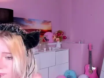 Chaturbate Live Sex Cam of kiki_peach