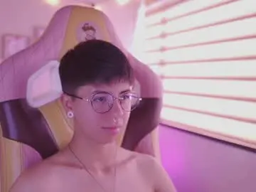 Chaturbate Live Sex Cam of tommy_blue1
