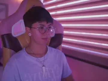 Chaturbate Free Porn Cam of tommy_blue1