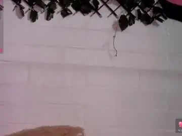 louise_nails from chaturbate