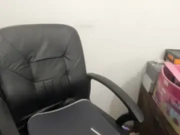 Chaturbate Live Sex Cam of artsyandcraftsy_