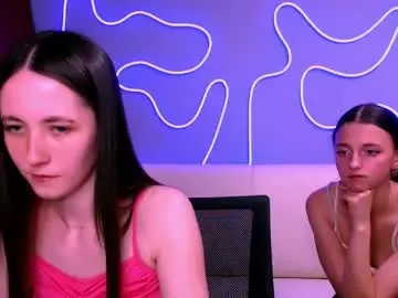 Chaturbate Live Sex Cam of caroline_honeyy