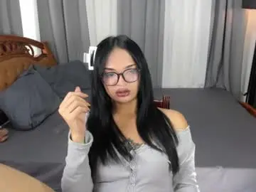 nayaellicums from chaturbate