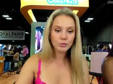 Chaturbate Live Sex Cam of lexi_luv