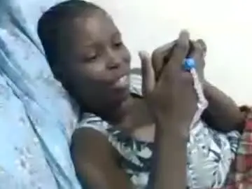 Chaturbate Live Sex Cam of pretty_petite_ebony