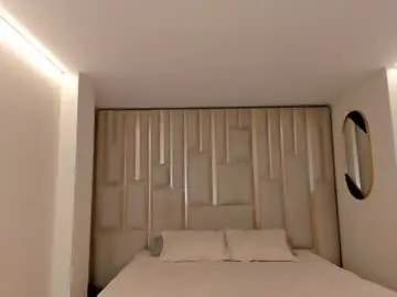 Chaturbate Live Sex Cam of emylourens