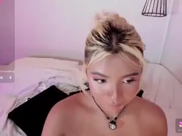 Chaturbate Live Sex Cam of emilly_mell