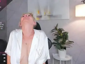 Chaturbate Nude Webcam of julie_lucasss