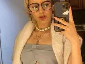 Myfreecams Adult Video Chat of Sophiee_Turner