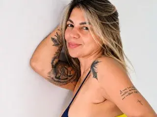 Gabysantoss from streamate