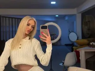 SkinnyNatty from streamate