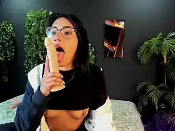 Stripchat Nude Webcam of Kitty_Milan