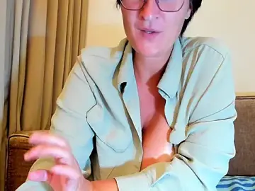 Stripchat Free Live Porn of CurvyJules69
