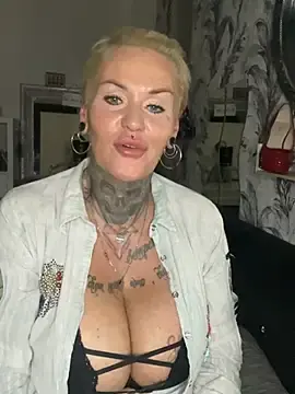 Stripchat Live Sex Cam of InkedMissLaBaehm