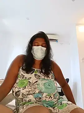 Stripchat Sex Cam of Xbees_CT