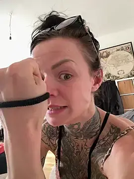 Stripchat Live Sex Cam of SkinnyLilly