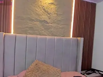 Stripchat Live Sex Cam of ROXI_MOON1