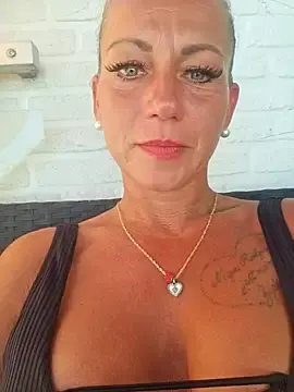 Stripchat Free Live Porn of housewifebella