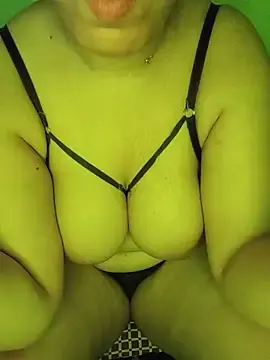 Stripchat Nude Webcam of kamilia_sexyy