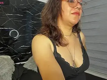 Stripchat Free Porn Cam of ELLE_HADID