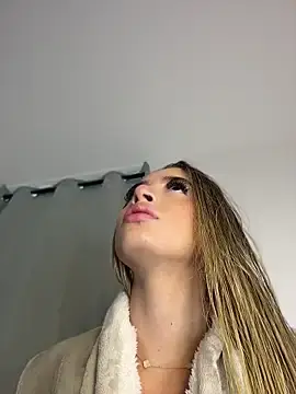 Lola-Blondie from stripchat