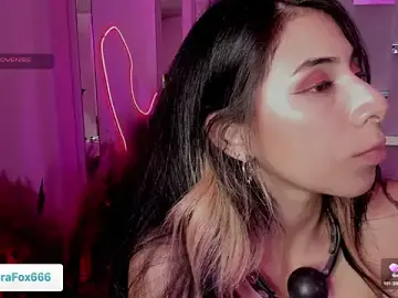 Stripchat Live Sex Cam of Sara_Foxx1