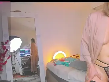 Stripchat Live Sex Cam of SharonVelvet